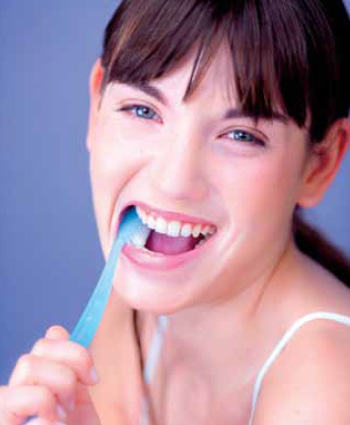 Zbyt częste mycie zębów może być szkodliwe dla zębów i dziąseł.